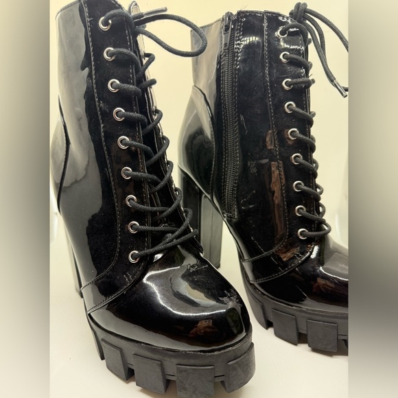Black Patent Platform Lace-Up Boots β Size 8 β Bold & Edgy! π€π₯ - Picture 3 of 5